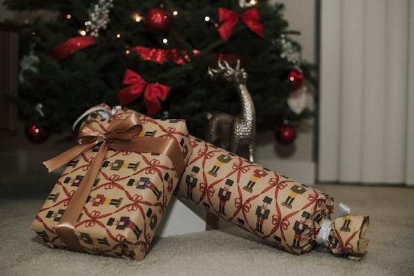 Des pochettes cadeaux en carton satinées pour séduire vos clients