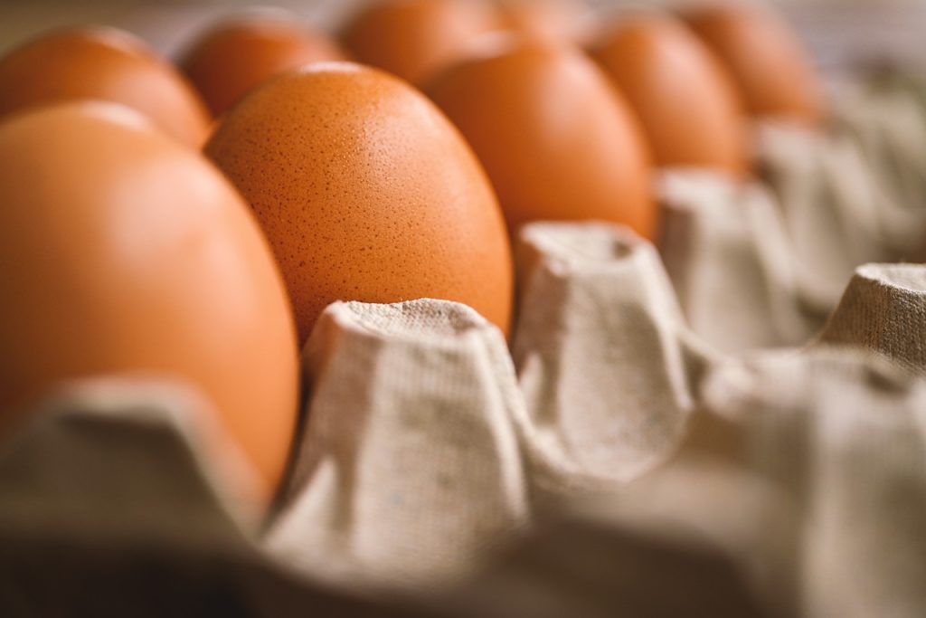 Un œuf combien de grammes ? Découvrez le poids par type